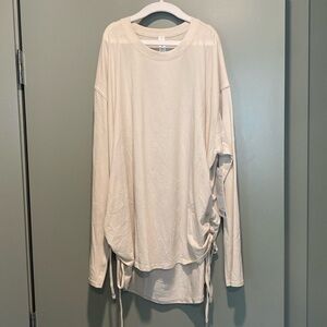 Long sleeve lululemon top (size 8) (NWT)